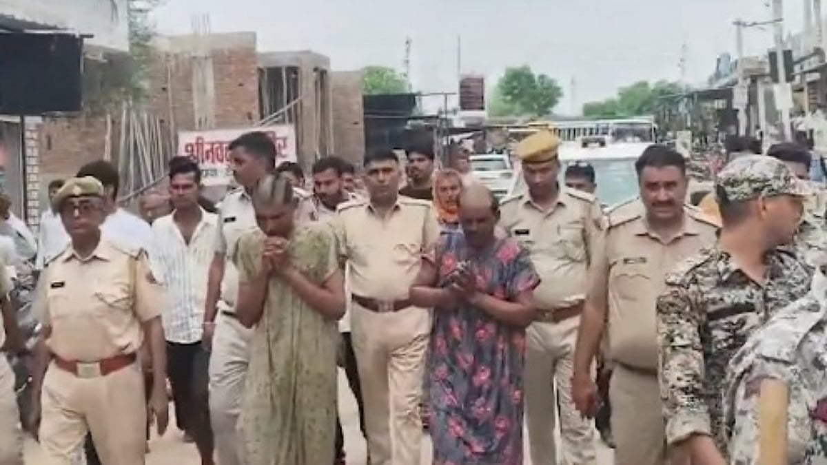 இரக்கமே இல்லையா?… காளையை கார் ஏற்றி கொன்ற இருவர்….. நைட்டியுடன் ஊர்வலமாக அழைத்துச் சென்ற போலீஸ்… வைரலாகும் அதிர்ச்சி வீடியோ…!!!
