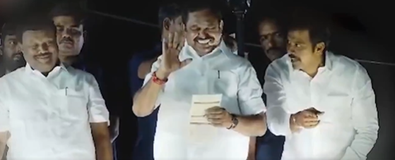 “EPS தந்தாரே… தமிழ் மாணவர்களுக்கு தந்தாரே” ஐயா என் மகள் டாக்டர் ஆகிட்டா…. 7.5% தான் காரணம்… EPS பெருமிதம்…!!