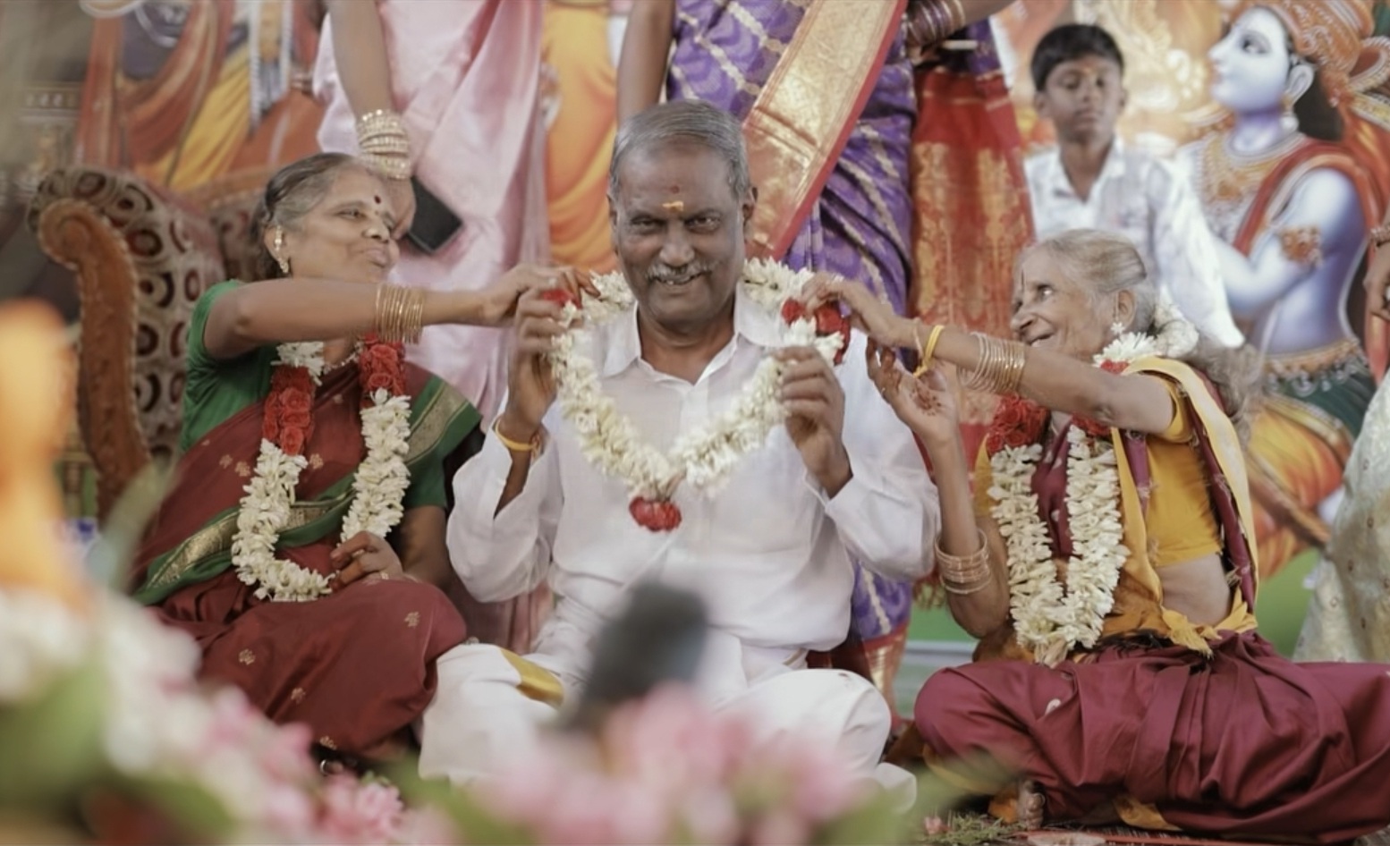 2 பேருமே வேணும் மேடம்…. 2 பாட்டிக்கு தாலி கட்டிய தாத்தா…. இணையத்தில் வைரலாகும் வீடியோ…!!