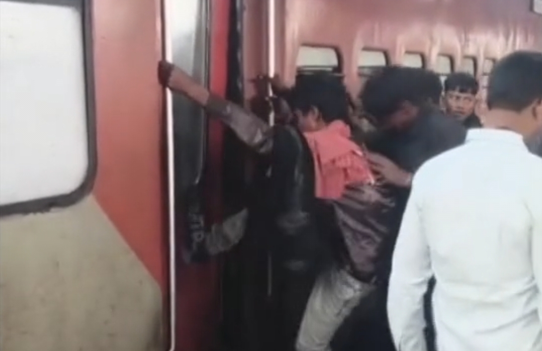 உடைக்கப்படும் ரயில் கதவு…. சத் பூஜை கூட்ட நெரிசலில் வெடித்த ஆத்திரம்…. ஜலந்தரில் பயணிகள் செய்த கொடூரம்…. அதிர்ச்சி வீடியோ!….!!