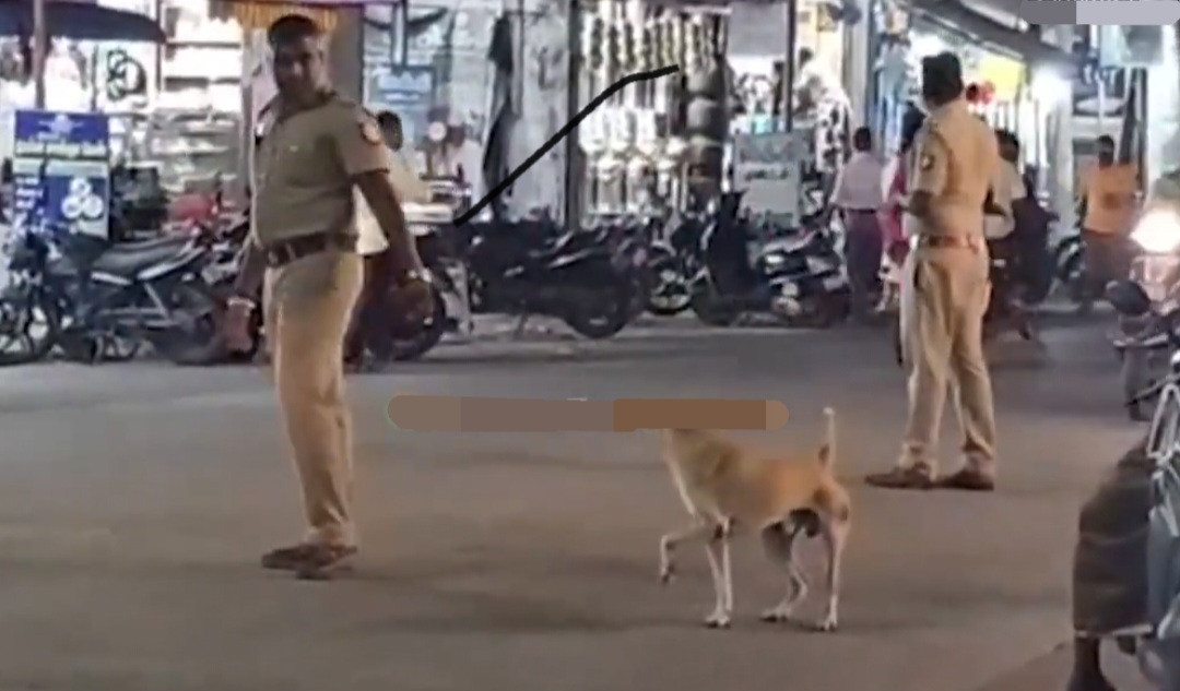 சீருடையில் ஒரு ஹீரோ…. கடமைக்கு அப்பாற்பட்ட மனிதநேயம்…. விழுப்புரம் காவலரின் செயல்…. வைரல் வீடியோவால் குவியும் பாராட்டுகள்…!!