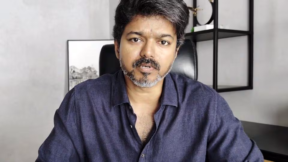 “வழக்கு பயத்துல 72 நாள் ஒளிஞ்சிருந்தது தான் வீரமா?” – தவெக தலைவரை ‘கோழை’ என்று சாடிய அதிமுக ஐடி விங்….!!