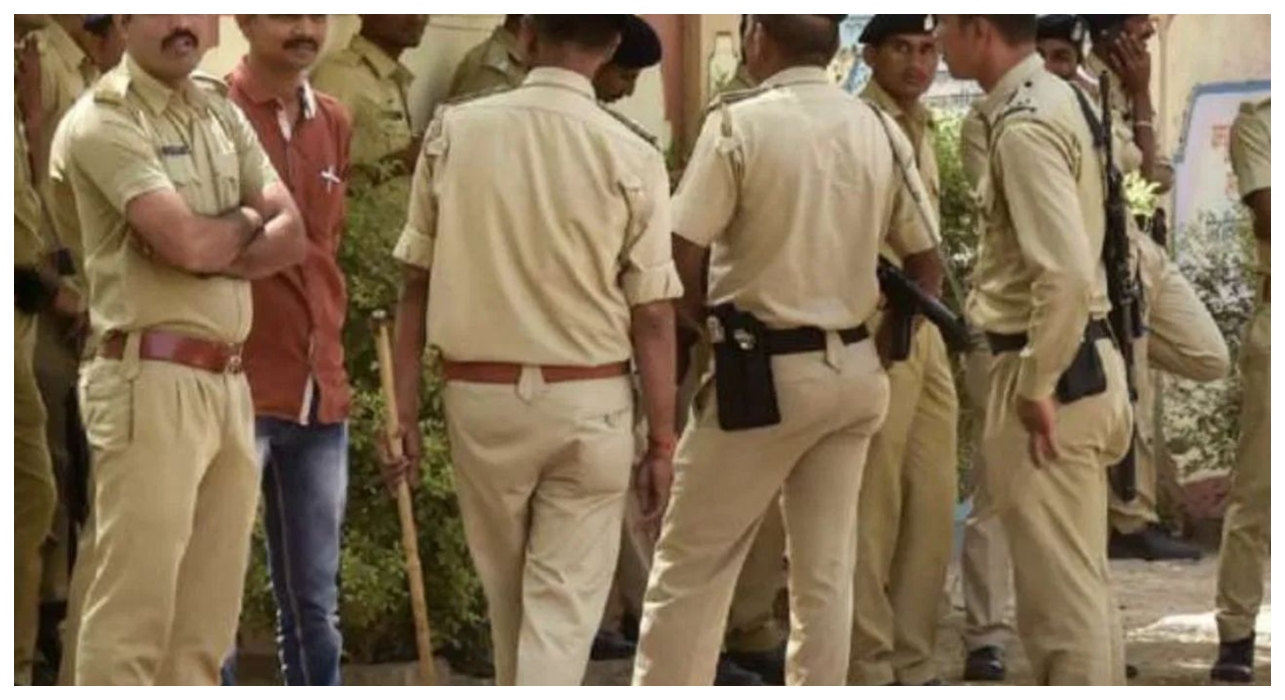 அடச்சீ… அரசு பள்ளி ஆசிரியையிடம் தகாத முறையில் நடந்துகொண்ட ஆசிரியர்… வீடியோ எடுத்து வெளியிட்ட மாணவர்கள்… விசாரணையில் வெளிவந்த உண்மை..!!!