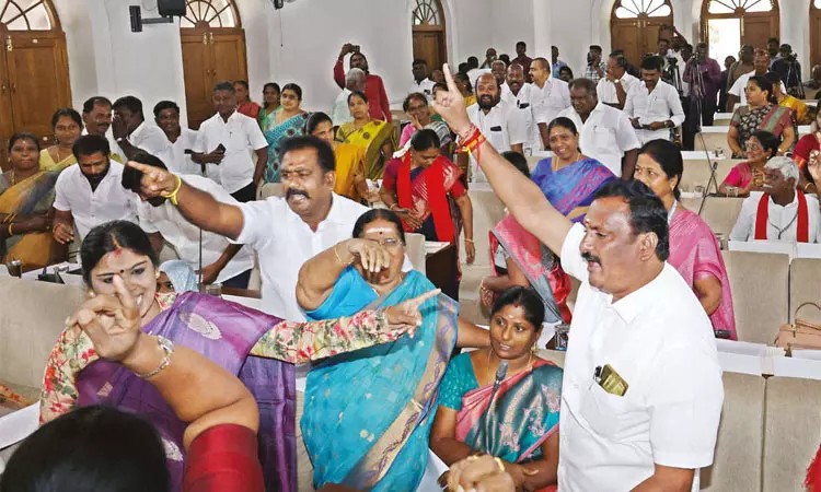 “ஜிடி நாயுடு பாலம்”… எங்களுக்கு தான் பெருமை சேரும்… அதிமுக-திமுக கவுன்சிலர்கள் இடையே கடும் வாக்குவாதம்… கோவை மாநகராட்சி கூட்டத்தில் பரபரப்பு..!!