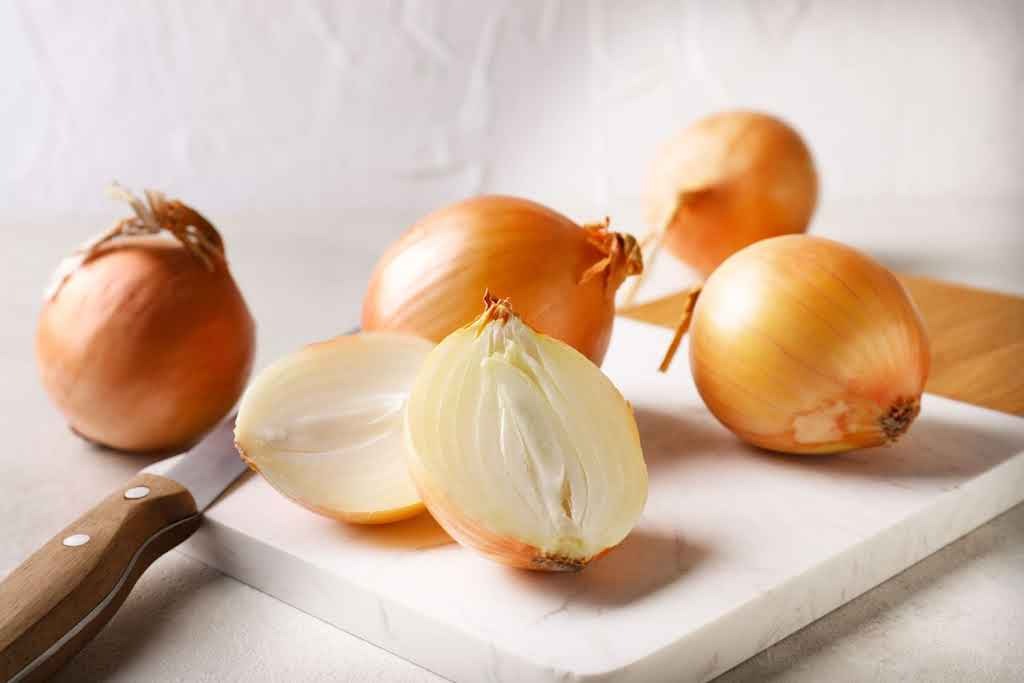 எல்லாம் ஒரே வெங்காயம் தான்…. ஆனா வேற வேற டேஸ்ட்…. இனி இப்படி வெட்டுங்க…. வைரலாகும் வீடியோ…!!