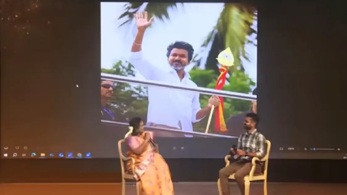 “தமிழகம் முழுவதும் விஜய்க்கு மவுசுதான்”… விஜயின் போட்டோவால் அதிர்ந்த அரங்கம்… வாயடைத்துப்போன தமிழிசை… அரசியல் வட்டாரத்தை அதிர வைத்த வீடியோ…!!!