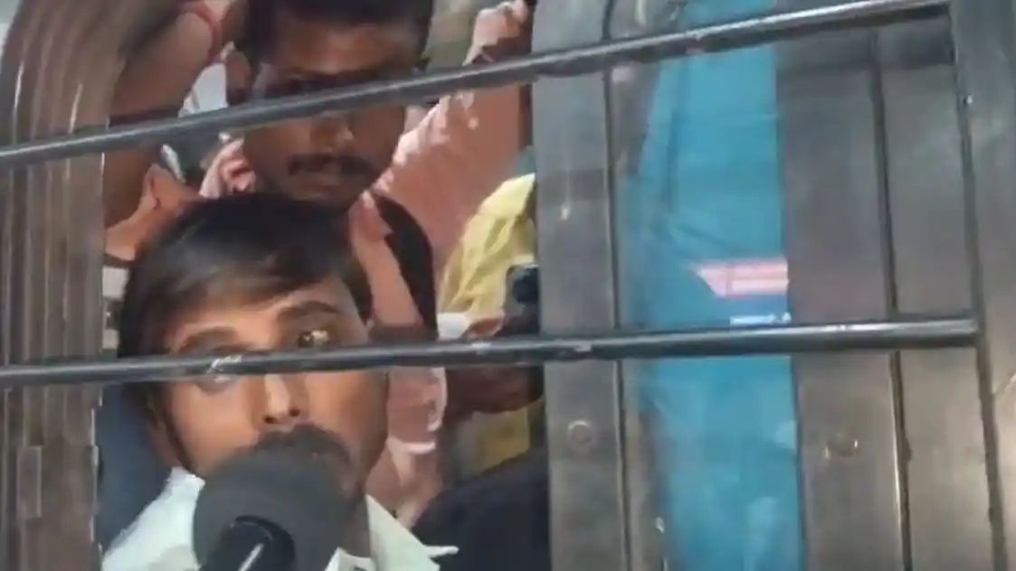 24 மணி நேரமா நரக வேதனை…. ‘தயவுசெய்து உதவுங்கள்’ அசைய கூட முடியல…. தண்ணீர் குடிக்கல, வாஷ்ரூம் கூட போகல…. பயணிகளின் அவல நிலை….!!