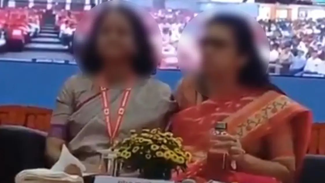 வைரல் வீடியோ: “ஒரு நாகரிகமே இல்ல” மத்திய அமைச்சர் கண் முன் நடந்த மோதல்…. அஞ்சல் துறை அதிகாரிகளின் ‘STAGE FIGHT’….!!