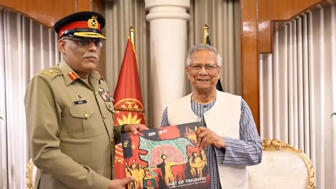 இந்தியாவுக்கு சொந்தமானதா அபகரிக்கிறீங்களா….? வெறும் ‘பரிசு’ இல்ல…. இது யூனுஸின் சதி! சர்ச்சைக்குரிய வரைபடத்தை பரிசளித்த வங்கதேசம்….!!