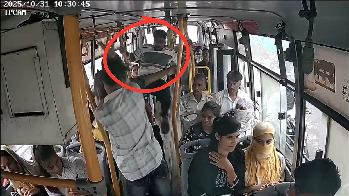 CCTV-யில் பதிவான கொடூரம்…  பயணிகளா? ரவுடிகளா? கண்டக்டரை சரமாரியாகத் தாக்கியது ஏன்…?
