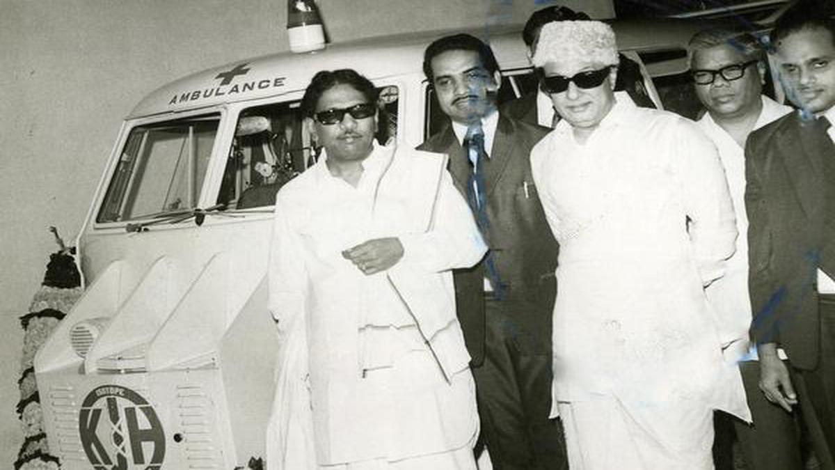 MGR என்னும் அடிமை…. கலைஞர் என்னும்  போராளி…. இணையத்தில் வைரலாகும் சர்ச்சை வீடியோ…!!