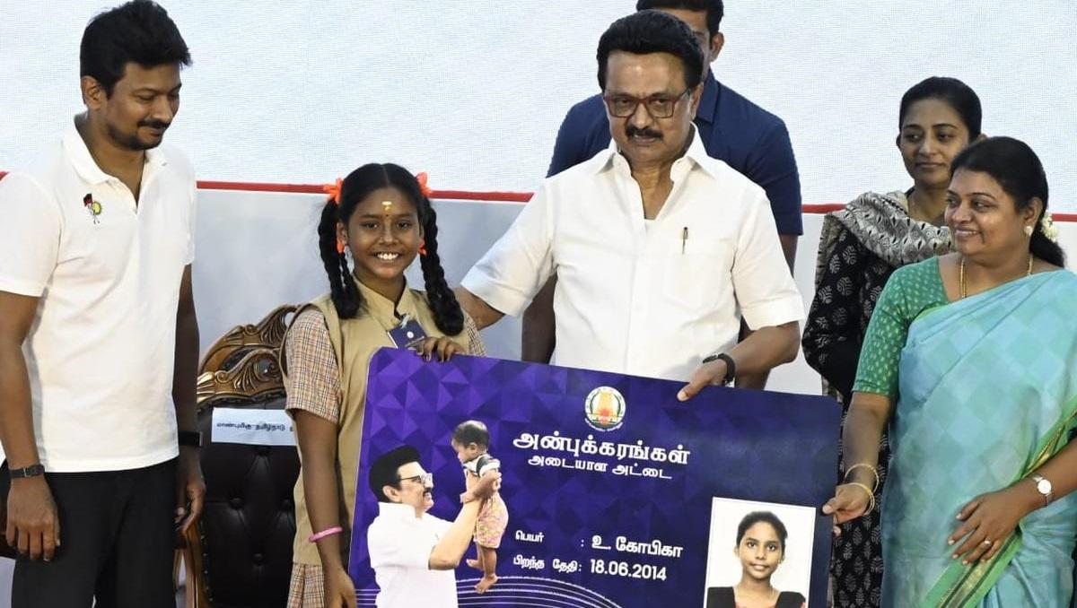 இனி கல்வி தடைப்படாது: 18 வயது வரை மாதாந்திர நிதி உதவி! பல்லாயிரக்கணக்கான மாணவர்களுக்குக் கலங்கரை விளக்கமாகும் தமிழக அரசின் திட்டம்..!!!