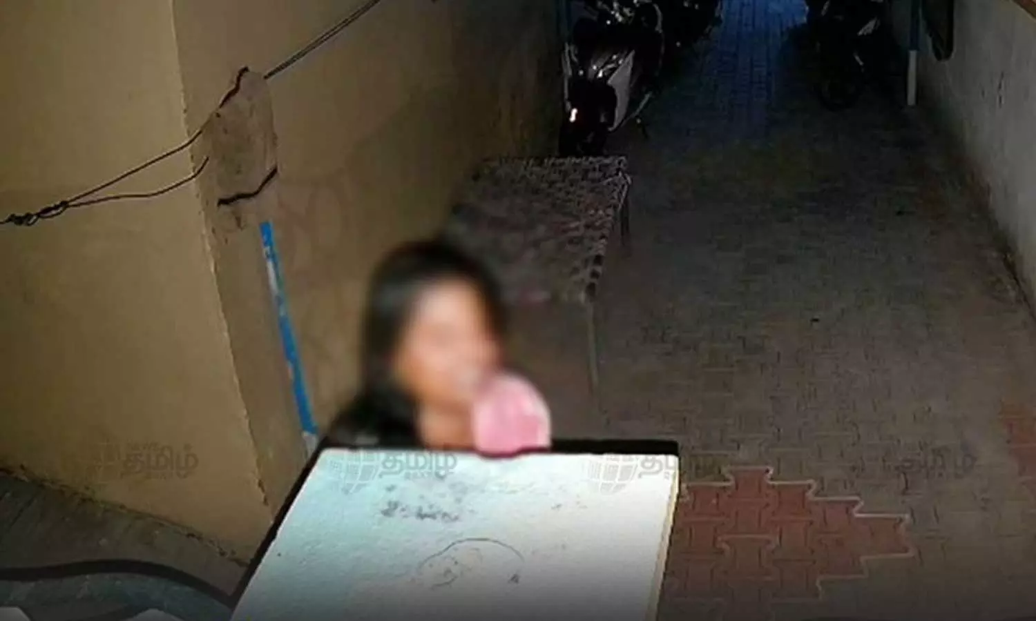 நள்ளிரவில் கதவைத் தட்டிய  பெண்…. உதவிக்காகவா? திருட்டுக்காகவா? மர்மப் பெண்ணை பார்த்து மக்கள் பீதி!