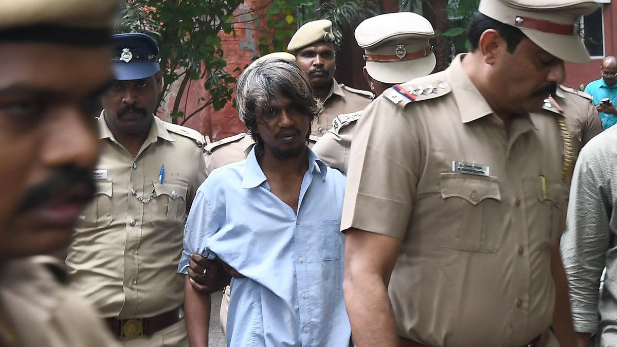 Breaking: ஆளுநர் மாளிகை முன்பு பெட்ரோல் குண்டு வீசிய வழக்கு…. ரவுடி கருக்கா வினோத்துக்கு 10 ஆண்டுகள் சிறை தண்டனை… நீதிமன்றம் அதிரடி…!!