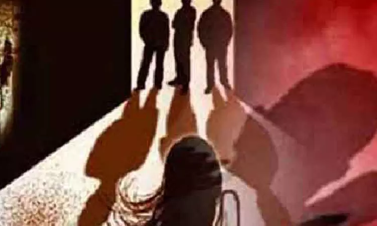 தனியாக நின்ற பெண்ணை காரில் வலுக்கட்டாயமாக இழுத்துச் சென்ற கும்பல்…. மதுவில் மயக்க மருந்து கலந்து கூட்டு பாலியல் வன்கொடுமை… கொல்கத்தாவில் பரபரப்பு…!!!