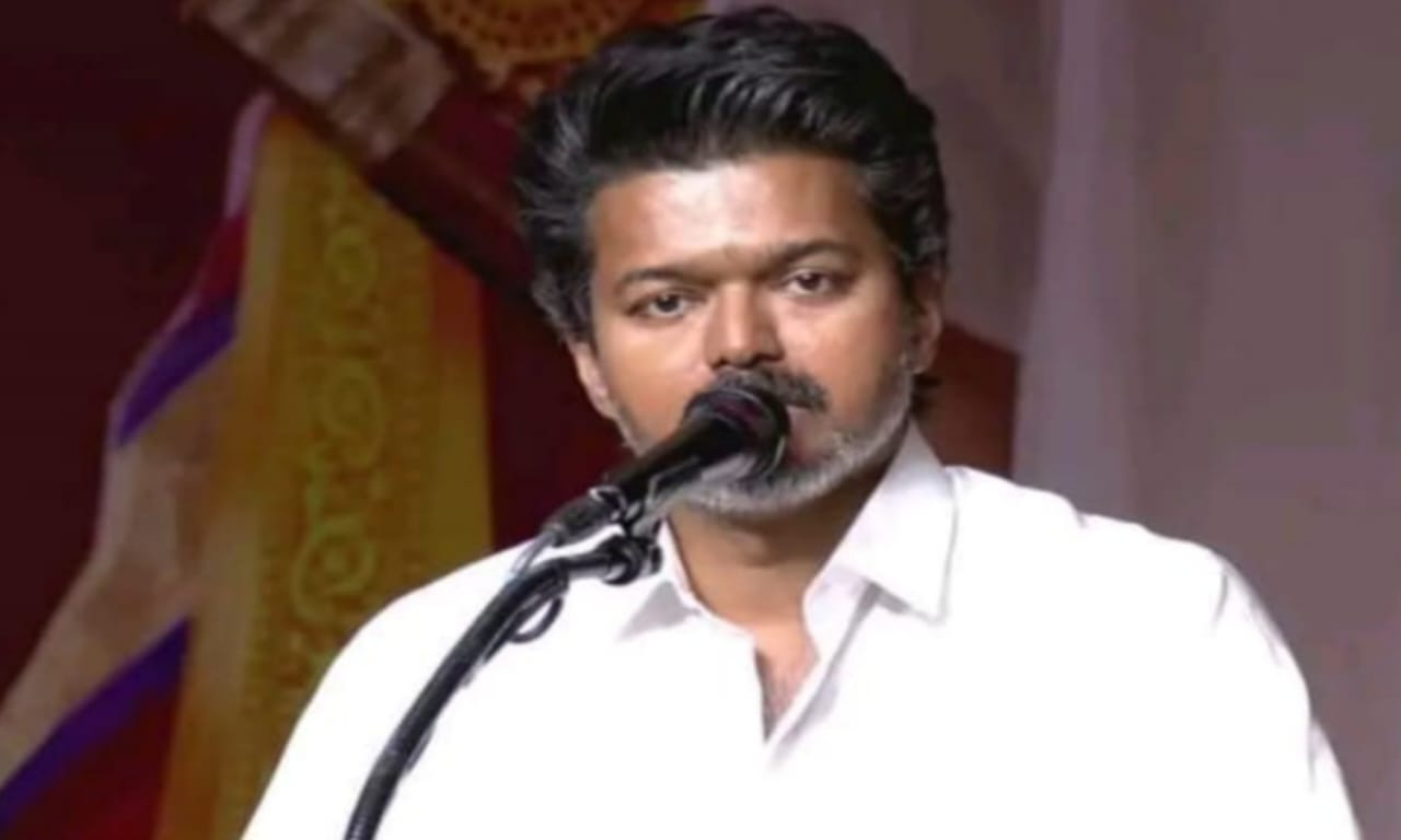 தைரியம் இருக்கா இத செய்ய…? ஆட்சிக்கு வந்தால் அனைத்து இலவசத் திட்டங்களும் காலி…?” – தமிழக மக்களை கொச்சைப்படுத்தும் TVK…!!