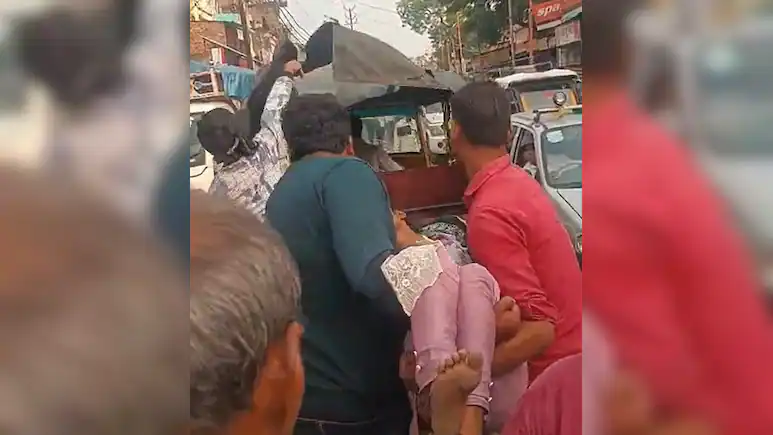 கடும் போக்குவரத்து நெரிசல்… மகளை காப்பாற்ற கையில் தூக்கிக்கொண்டு ரோட்டில் ஓடிய தந்தை…. வைரலாகும் அதிர்ச்சி வீடியோ…!!!