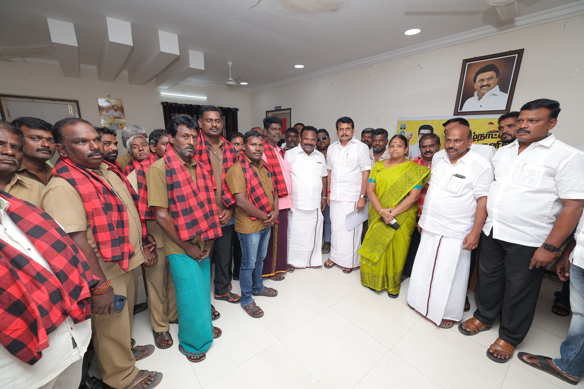 அதிமுக, தேமுதிகவுக்கு அதிர்ச்சி! செந்தில் பாலாஜி முன்னிலையில் முக்கியப் பிரமுகர்கள் கட்சி தாவல்! கரூர் அரசியலில் பலம் கூட்டும் திமுக..!!!