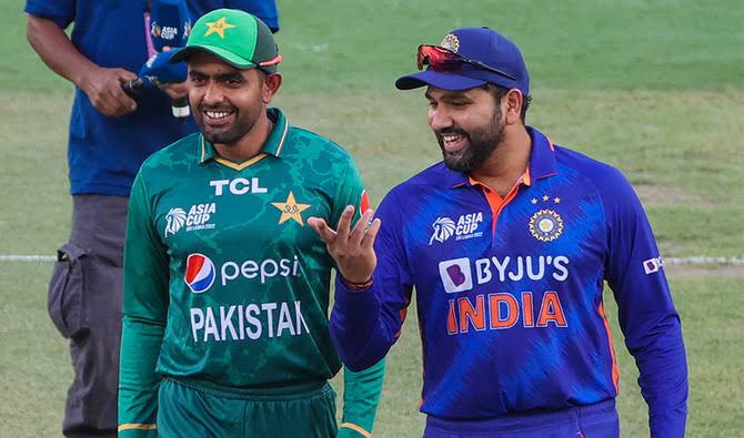 ரோஹித் ஷர்மாவின் மெகா சாதனையை நொறுக்கிய பாபர் அசாம்… T20-யில் புதிய கிங்..!!