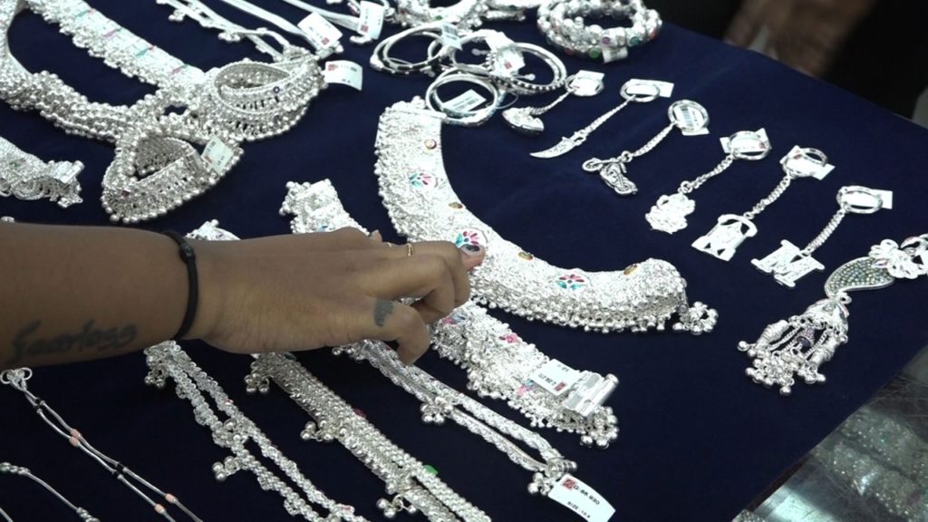 பத்திரமா இருங்க : திடீரென $3,000 குறைந்த வெள்ளி! கிலோவுக்கு இவ்வளவு தானா…?