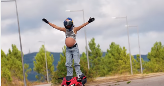 பதற வைக்கும் சாகசம்… முழு மாத கர்ப்பிணி… கைகளை நீட்டி டூ வீலரில் ஸ்டண்ட்… வைரலாகும் பகீர் வீடியோ…!