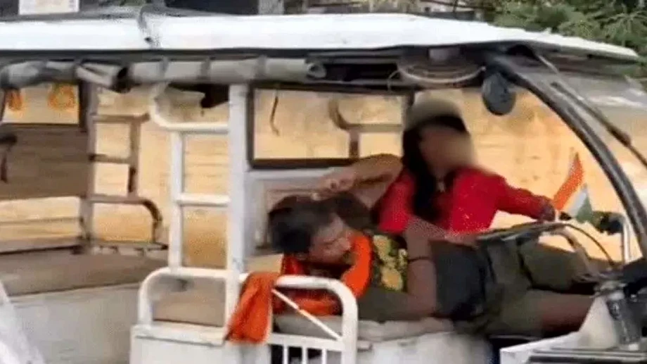 “நடுரோட்டில இப்படியா பண்ணுவீங்க”…. மதுபோதையில் இ- ரிக்ஷாவில் காதல் ஜோடி… முகம் சுளிக்க வைத்த செயல்… பரபரப்பு சம்பவம்….!!!