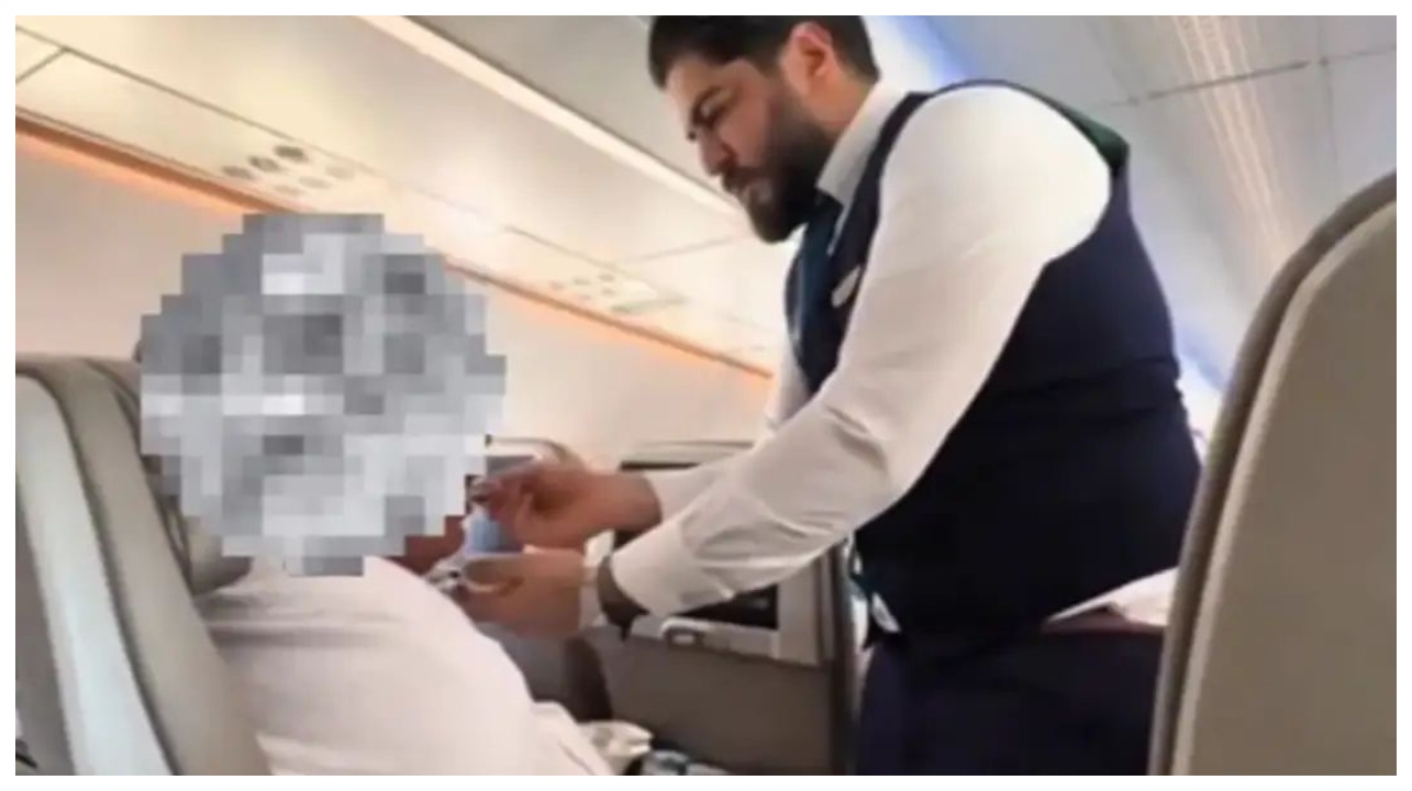 நடுவானில் பறந்த விமானம்… முதியவருக்கு உணவளித்த விமான ஊழியர்… வைரலாகும் நெகிழ்ச்சி வீடியோ…!!!