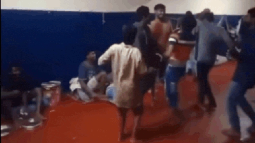 “மீண்டும் அதிர்ச்சி!”..  மது குடித்து கும்மாளம் போட்ட சிறை கைதிகள்… கடுமையான நடவடிக்கை எடுக்க அமைச்சர் உறுதி… வைரலாகும் அதிர்ச்சி வீடியோ..!!!