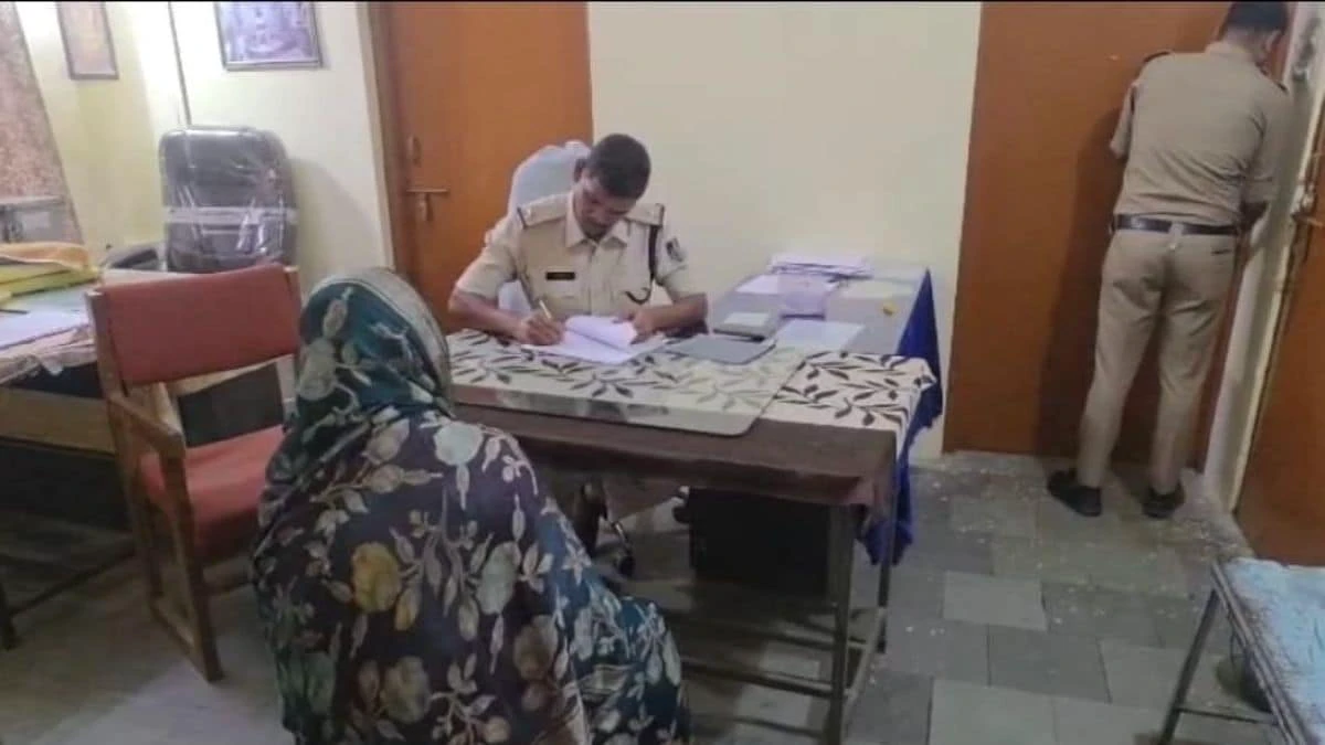 மரபுகளை மீறிய காதல்… ‘உங்களுக்கு முன்னாடி நாங்க ஓடுறோம்’ – மணமக்களுக்கு ஷாக் கொடுத்த பெற்றோர்கள்…!!