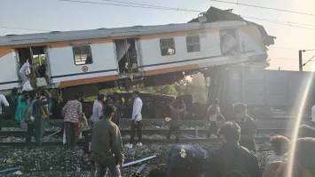 Breaking: சரக்கு ரயில் மீது பயணிகள் ரயில் மோதி கோர விபத்து… 4 பேர் துடிதுடித்து உயிர் இழப்பு… பலி எண்ணிக்கை மேலும் உயரும் அச்சம்…!!!