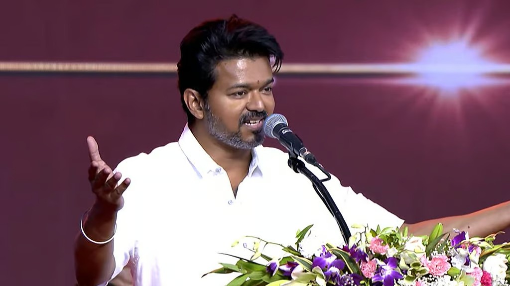 BREAKING: அதிரடி தேர்தல் அறிக்கை: அனைவருக்கும் நிரந்தர வீடு + வீட்டில் ஒருவருக்கு அரசு வேலை! காஞ்சிபுரத்தில் விஜய் வெளியிட்ட முக்கிய அம்சங்கள்..!!