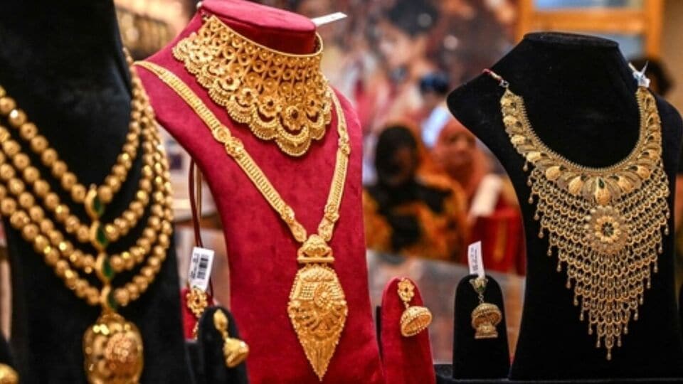 அப்படி போடு..! மீண்டும் அதிரடியாக குறைந்தது தங்கம் விலை.. இன்ப அதிர்ச்சி கொடுத்த வெள்ளி விலை… நகை பிரியர்களுக்கு குஷி தான்..!!!