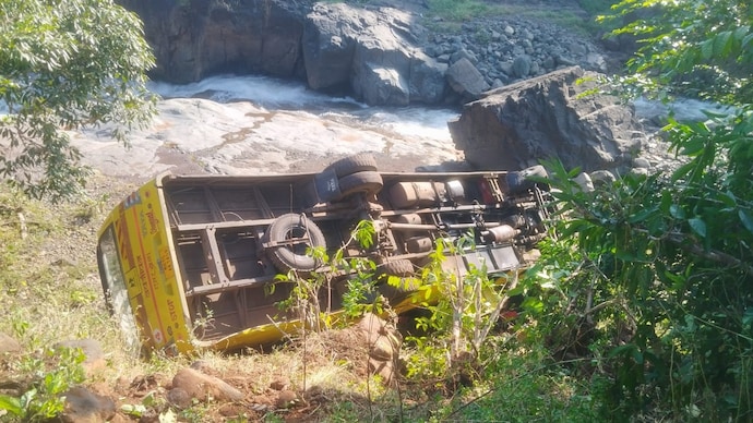 பயங்கரம்! தீபாவளி முடிந்து திரும்பிய குழந்தைகள்…. 100 அடி பள்ளத்தில் கவிழ்ந்த பள்ளிப் பேருந்து….  2 குழந்தைகள் பலி – 50 பேருக்கு காயம்…. ஓட்டுனர் எஸ்கேப்….!!