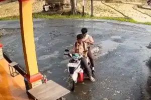 சிரிச்சு சிரிச்சு வயிறு வலிக்குது…. கீழே விழுந்த இளைஞர்…. உதவி செய்யாமல் விழுந்து விழுந்து சிரித்த நண்பன்…. அந்த சிரிப்பு தான் இப்ப வைரல்….!!