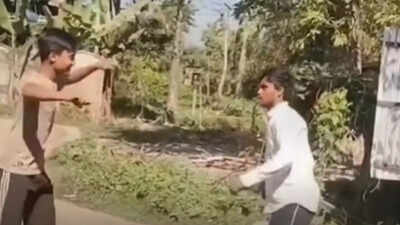 இது என்ன புது தண்டனையா இருக்கே?… 2 திருடர்களை சுட்டெரிக்கும் வெயிலில் நிற்க வைத்து 2 மணி நேரம் தொடர்ந்து நடனமாட சொல்லி.. வைரல் வீடியோ…!!!