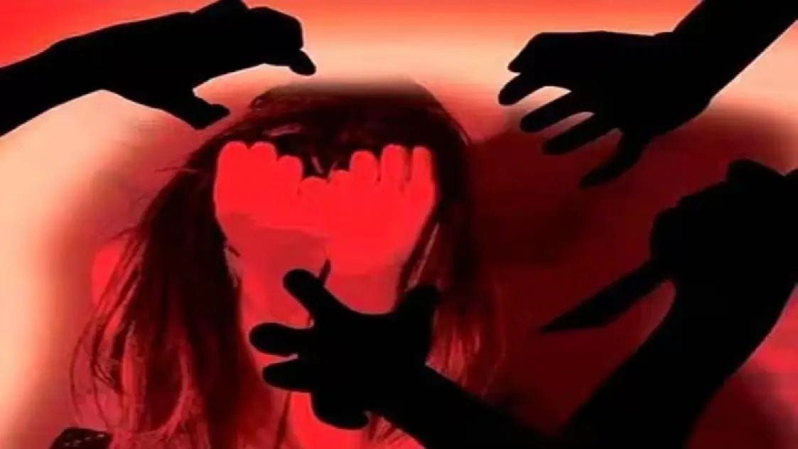 குஜராத்தில் கொடூரம் – “6 வயது சிறுமி மீது இரும்புக் கம்பி செருகிய கொடூரம்!…” ஆட்கோட்டில் ‘நிர்பயா’ பாணியிலான அதிர்ச்சி தரும் சம்பவம்!….