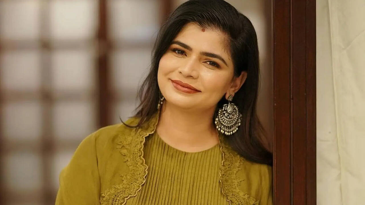 ​”நான் மிரண்டு போகும் பெண் அல்ல!” – டீப்ஃபேக் மிரட்டல்களுக்குப் பதிலடி…. பாடகி சின்மயி வெளியிட்ட வீடியோ….!!