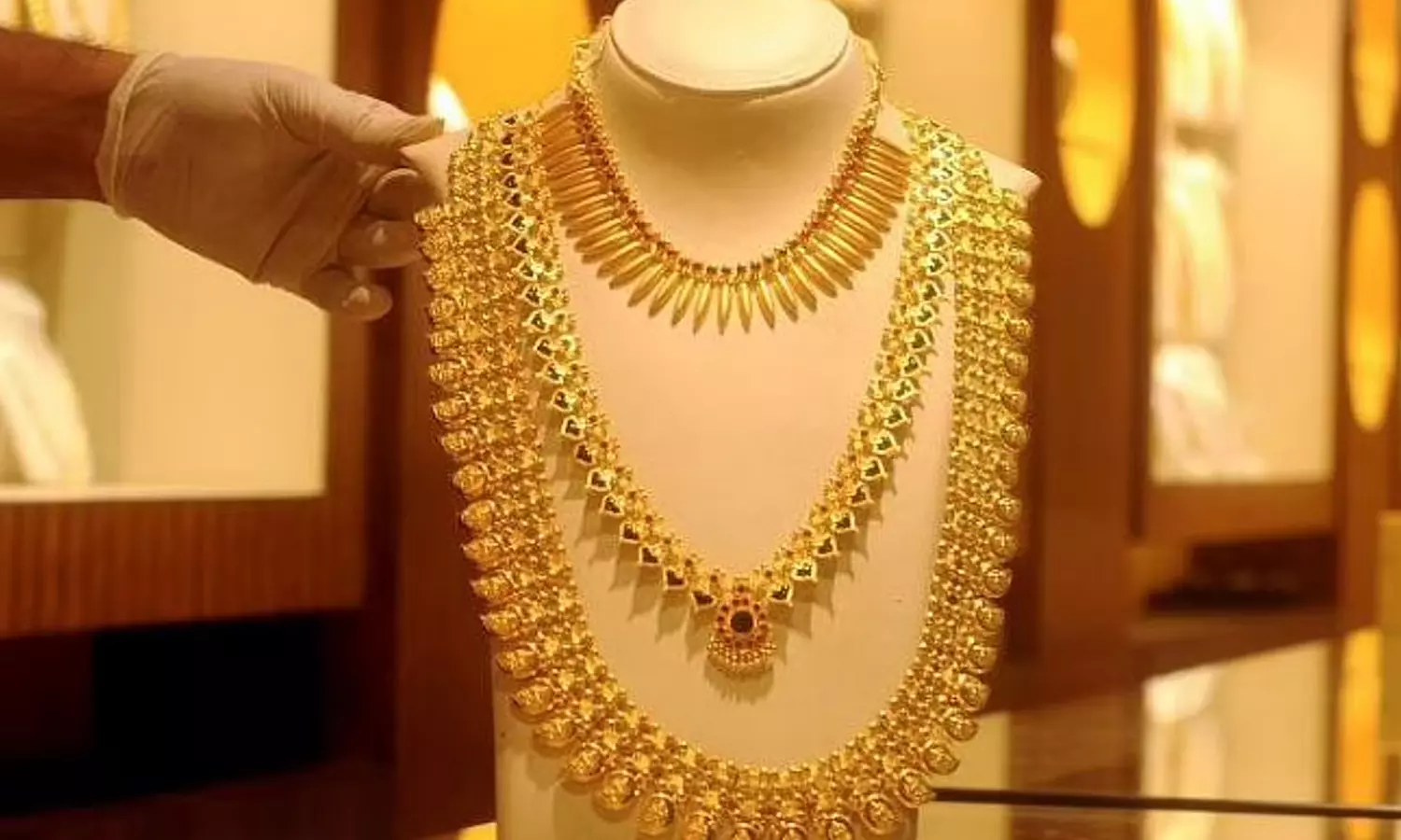 நகை பிரியர்களுக்கு ஷாக்…. ஒரே நாளில் ₹5,200 உயர்ந்த தங்கம் விலை….!!