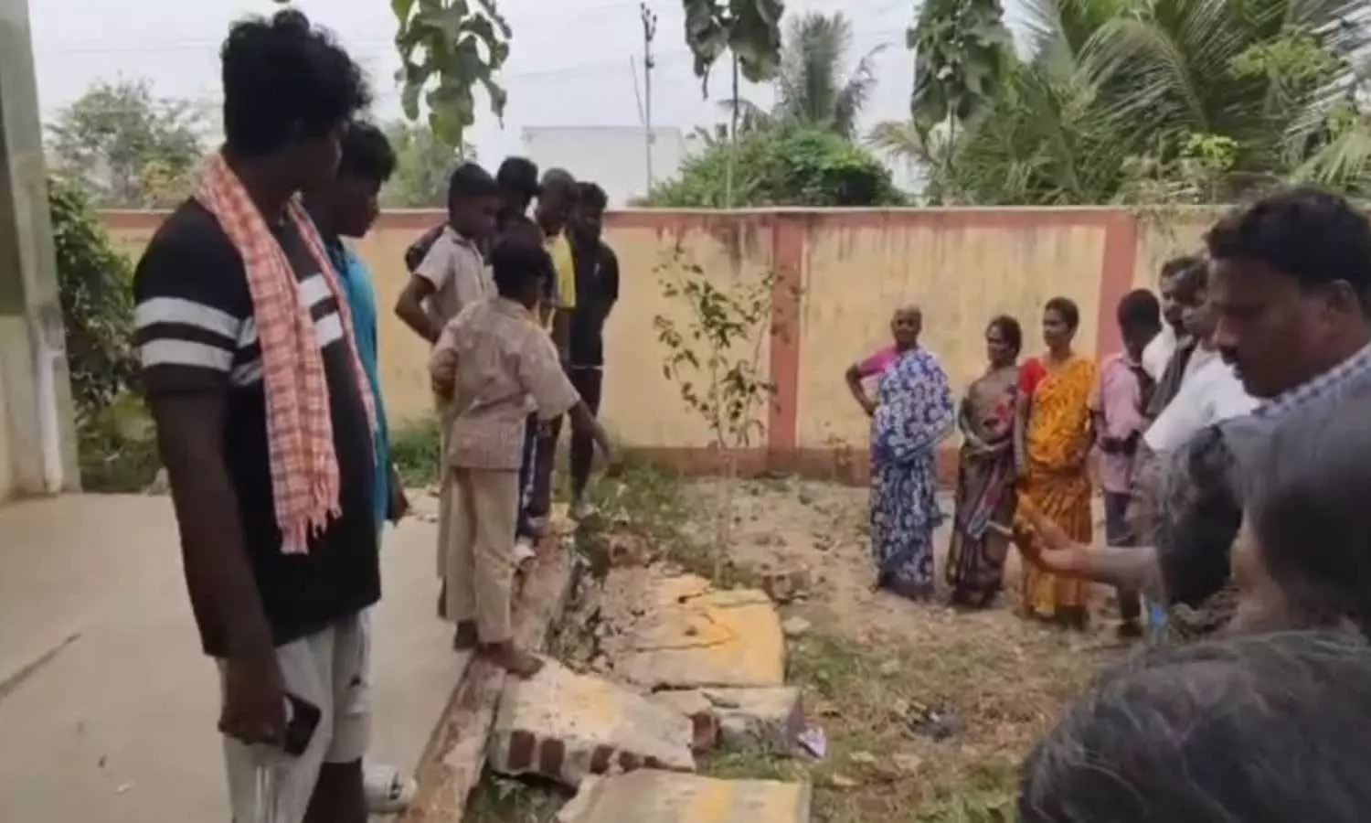 “திருவள்ளூரில் பயங்கரம்!”… பள்ளி சுவர் இடிந்து விழுந்ததில் 7ஆம் வகுப்பு மாணவர் பரிதாப பலி… முதல்வர் நிவாரணம் அறிவிப்பு…!!!