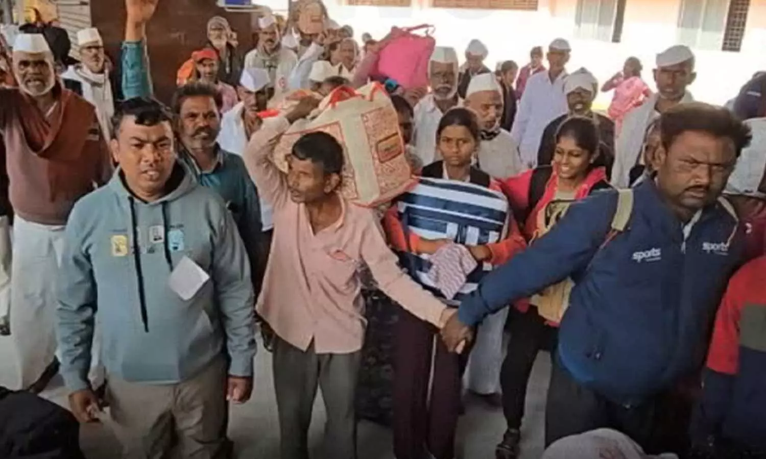 “ஓசி பயணம்” 400 பேரில் 100 பேரிடம் மட்டுமே டிக்கெட்​…. முழக்கமிட்டு அபராதத்திலிருந்து எஸ்கேப்….!!