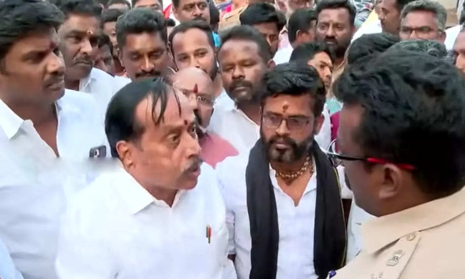 திருப்பரங்குன்றத்தில் பதற்றம்: “அரசு இந்துக்களுக்கு எதிரானதா?” இளைஞர் பூர்ணசந்திரனின் மரணத்திற்கு இவர்கள்தான் காரணமா? – மதுரையில் ஹெச். ராஜா ஆவேசம்!