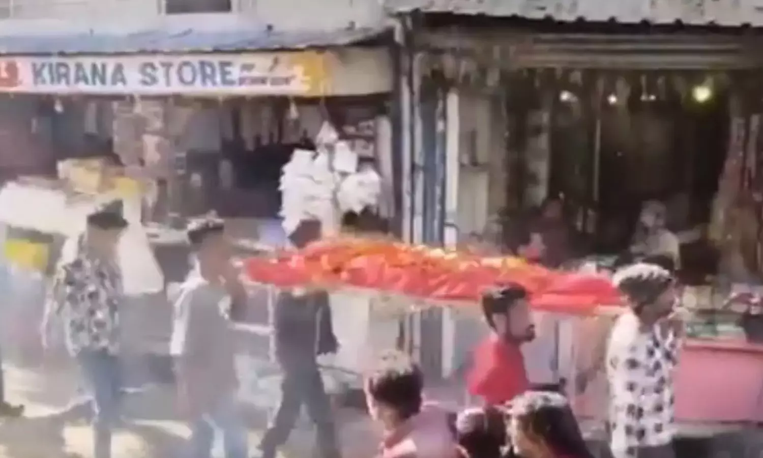 அதிர்ச்சி வீடியோ! – சவிதாவின் காதல்…. உயிருடன் இருக்கும் மகளுக்கு மேள தாளத்துடன் இறுதிச்சடங்கு….!!