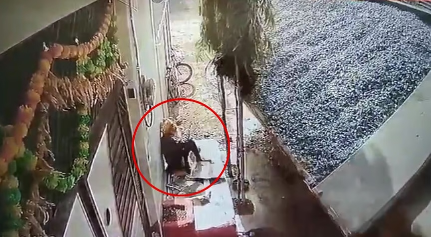 “நெஞ்சே பதறுது!”.. கண்ணிமைக்கும் நேரத்தில் வீட்டு வாசலில் இருந்த முதியவர் மீது கவிழ்ந்த லாரி… வைரலாகும் பதைபதைக்கும் சிசிடிவி காட்சிகள்..!!!