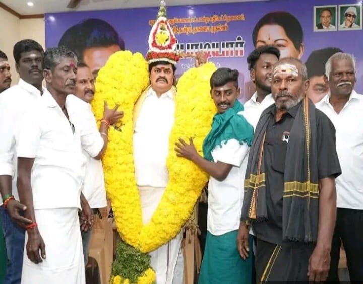 திமுகவுக்கு பதிலடி..! அதிரடி காட்டிய ராஜேந்திர பாலாஜி… திமுக முக்கிய நிர்வாகி உட்பட 200க்கும் மேற்பட்டோர் அதிமுகவில் கூண்டோடு ஐக்கியம்..!!!