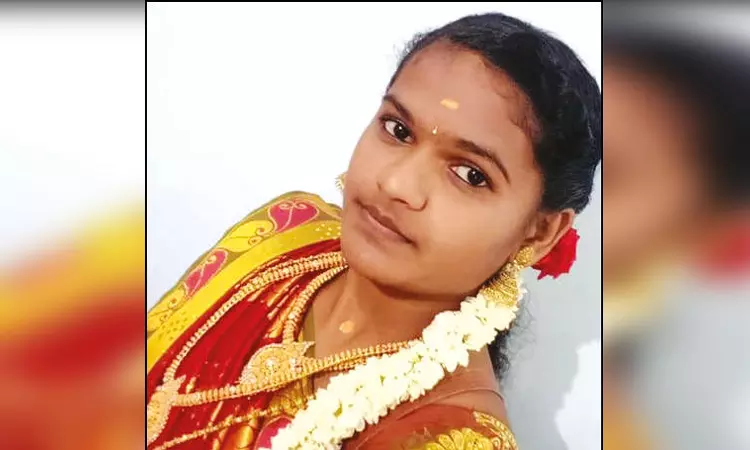 ‘என் சாவுக்கு யாரும் காரணமில்லை’ – வேலைக்கு நடுவே விபரீத விளையாட்டு! 2 வயது குழந்தை தாயின்.. கடிதம் எழுதி தற்கொலை.. சிவகிரியில் உலுக்கிய சோகம்..!!!