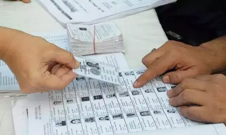 தமிழக தேர்தலை தீர்மானிக்கும் ஆந்திர மக்கள்…. ஆளுக்கு 2 வோட்டர் ஐடி இருக்கா….? தேர்தல் விதிகளில் பெரும் ஓட்டை….!!