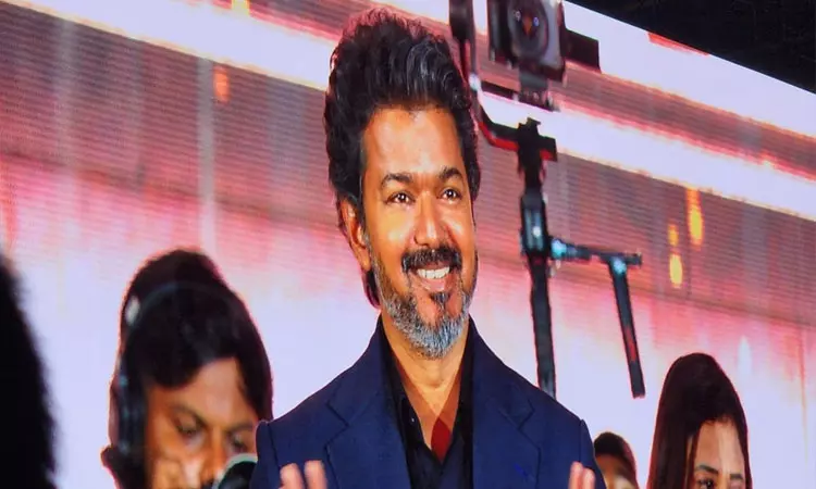 “TVK, TVK” ரசிகர்கள் போட்ட கோஷம்…. RULES மறந்துருச்சா…. விஜயின் க்யூட்டான ‘அந்த’ சைகை….!!