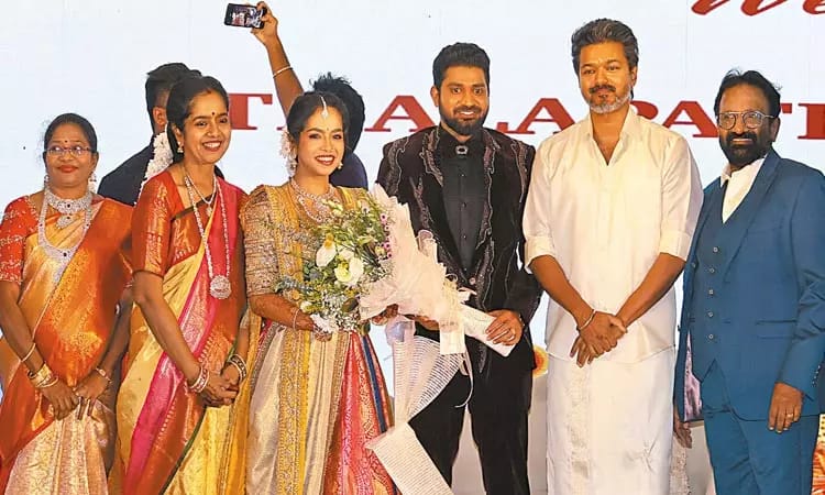 செம குஷியில் ரசிகர்கள்..! ரொம்ப நாளைக்கு பிறகு ட்ரீட்டு… அண்ணா இதே கெட்டப்பில் வாங்க அண்ணா… விஜயின் லேட்டஸ்ட் லுக் படு வைரல்…!!