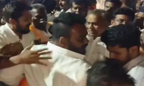 “ஈரோட்டில் தவெகவினரிடையே மோதல்”… புஸ்ஸி ஆனந்த் போட்ட மாலையை தூக்கி வீசிய நிர்வாகி… வைரலாகும் வீடியோ..!!!