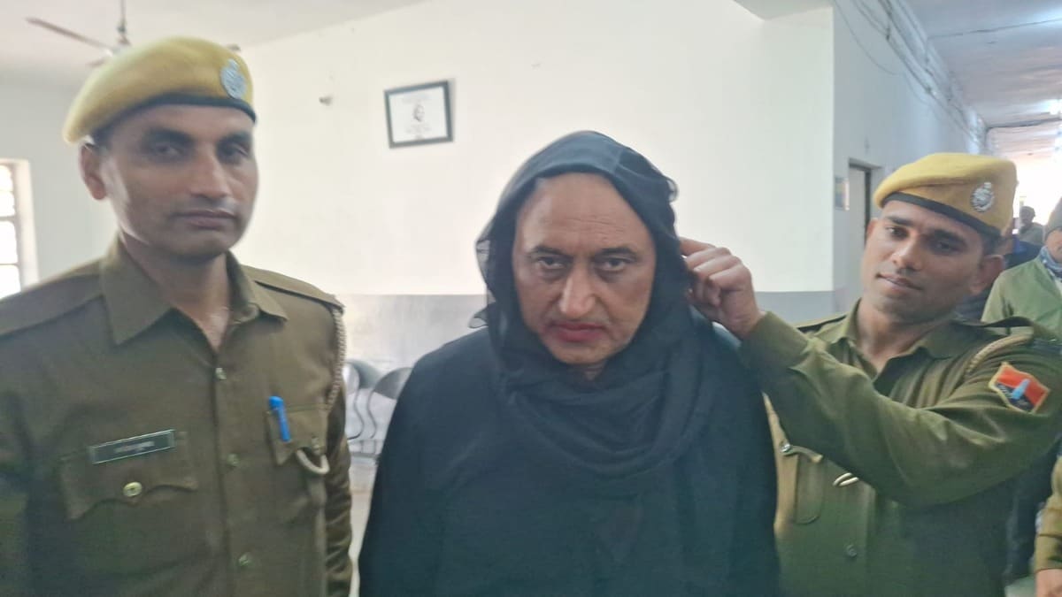 வேலை வாங்கி தருவதாக 16 வயது சிறுமிக்கு பாலியல் வன்கொடுமை… தலையை மொட்டையடித்து பர்தா அணிந்து நாடகம்… முன்னாள் காவலர் கைது… வைரல் வீடியோ..!!